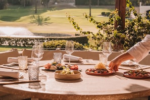 2 ristoranti; aperti a colazione e a cena