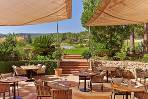 2 restaurants, breakfast, dinner served; Modern European cuisine 