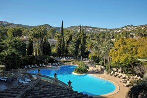 Suite Junior, 1 très grand lit et 1 canapé-lit, non-fumeur | Piscine