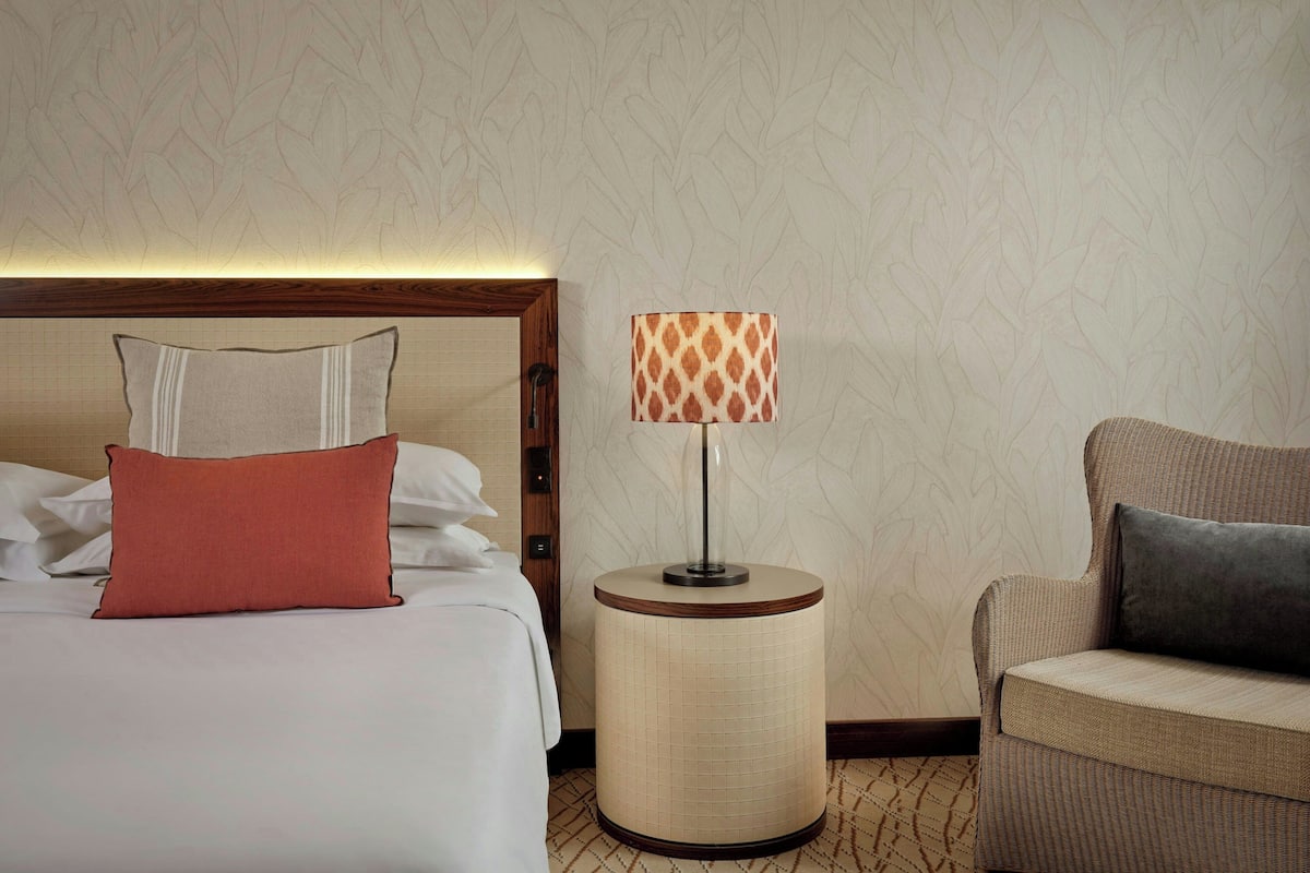 1 bedroom, premium bedding, free minibar, in-room safe