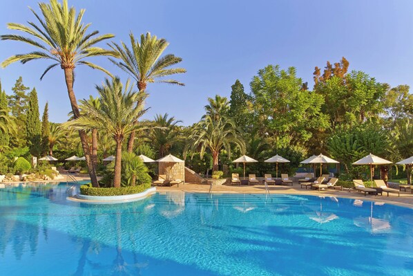 Una piscina techada, una piscina al aire libre