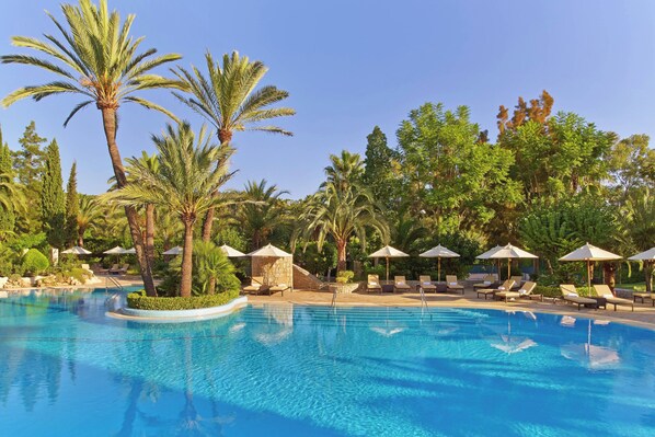 Una piscina cubierta, una piscina al aire libre