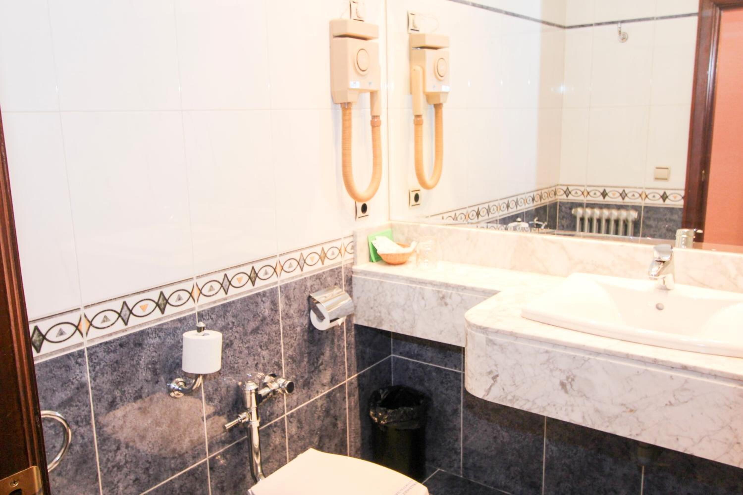 combined shower/bathtub, hair dryer, bidet, towels