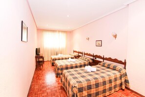 In-room safe, desk, rollaway beds - Hotel Castellano Centro (Salamanca)