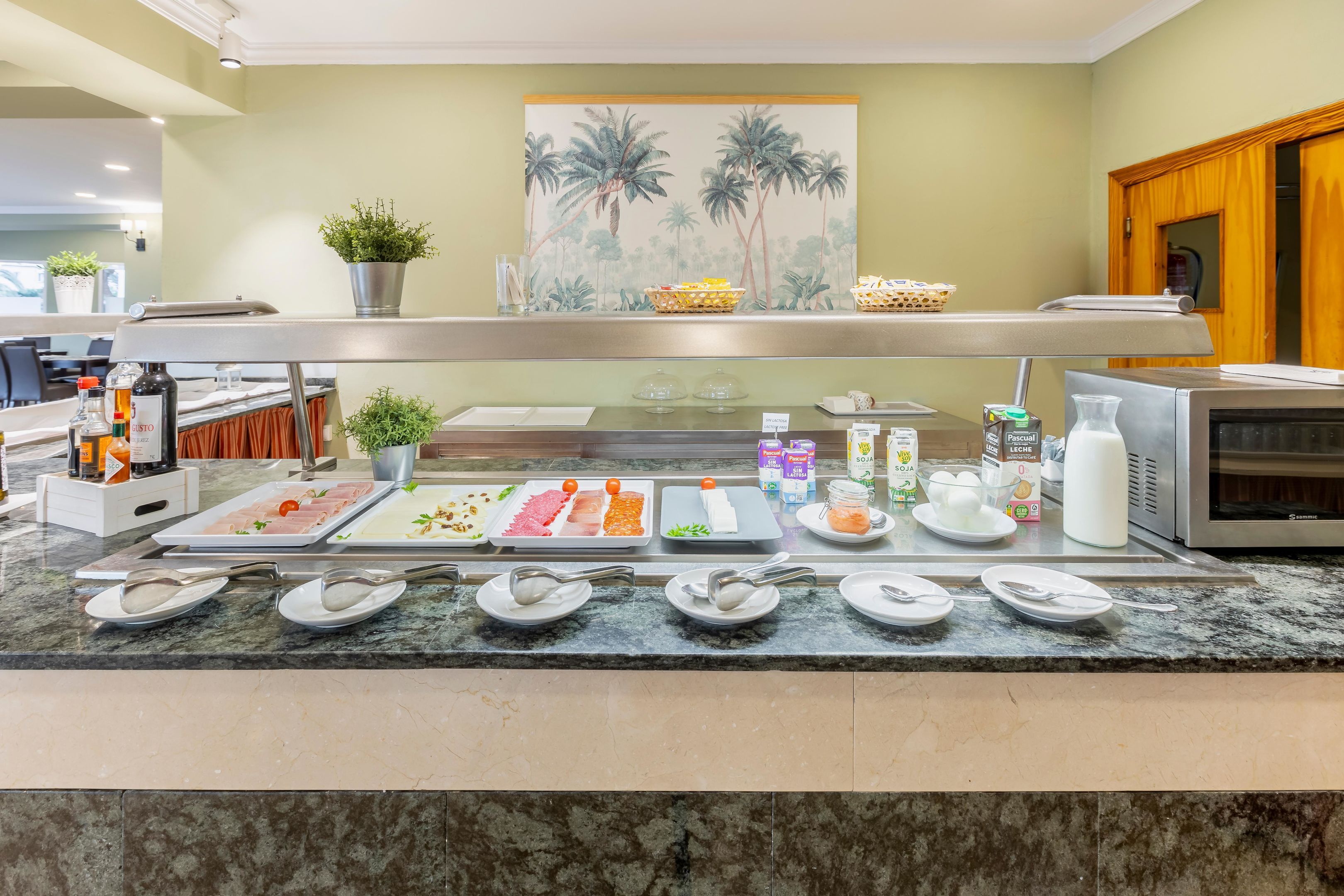Mostrador de buffet con diversos alimentos y salsas.