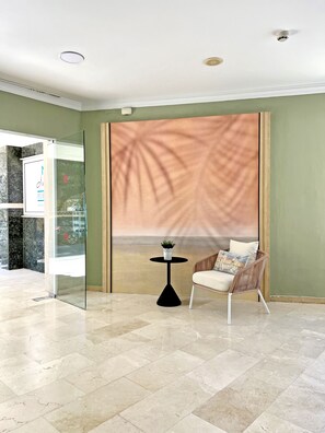 Televisión LCD de 32 pulgadas con canales por satélite, una televisión