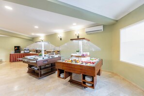 Daily buffet breakfast for a fee - The Beachcomber (Fuengirola)