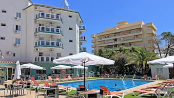 Piscine extérieure, parasols de plage, chaises longues