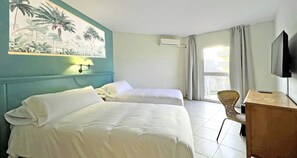 Minibar, caja de seguridad en la habitación y escritorio