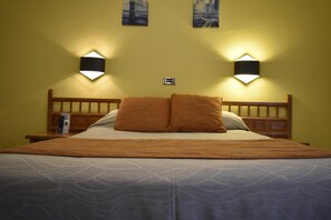 In-room safe, desk, blackout curtains, free WiFi - Hotel La Colina (Geria)