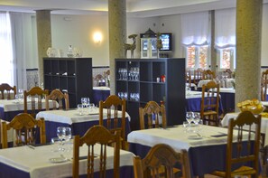 朝食、ランチ、ディナーに営業