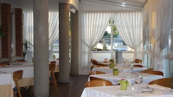 Serveert ontbijt, lunch en diner