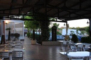 Breakfast, lunch and dinner served