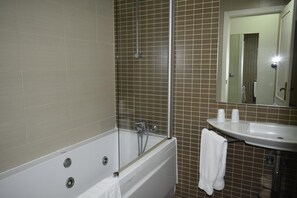 Combined shower/bathtub, free toiletries, hair dryer, towels - Hotel La Colina (Geria)