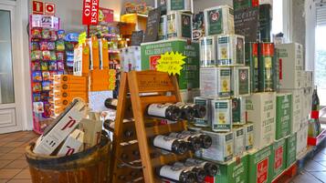Una tienda con una variedad de productos, incluyendo botellas de vino, conservas y bocadillos.
