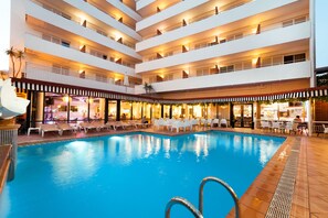 Una piscina al aire libre (de 08:00 a 20:00), tumbonas