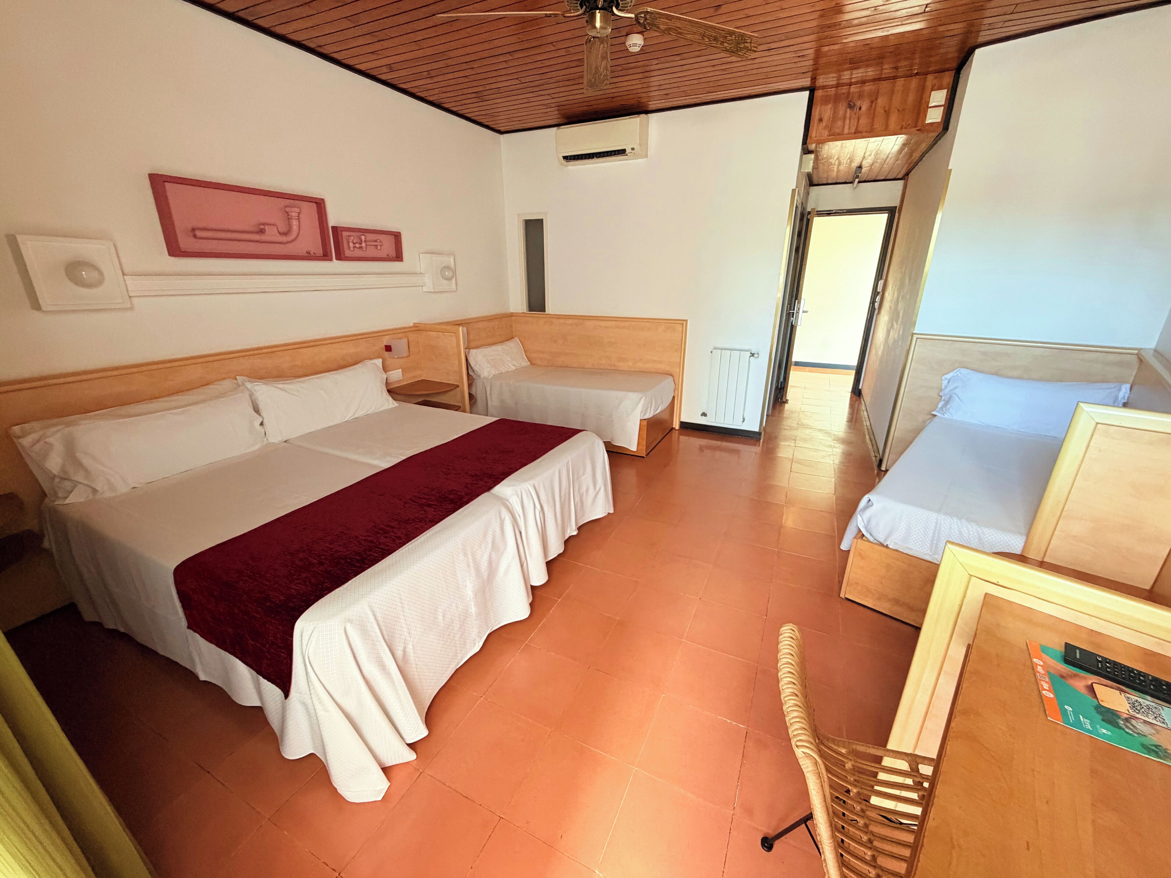 Escritorio, espacio para trabajar con laptop y wifi gratis 