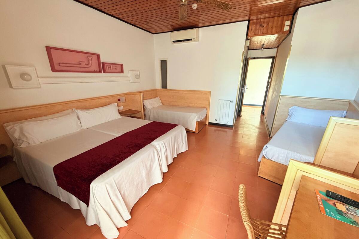 Kamar Keluarga | Meja kerja, ruang kerja ramah laptop, Wi-Fi gratis, dan seprai linen
