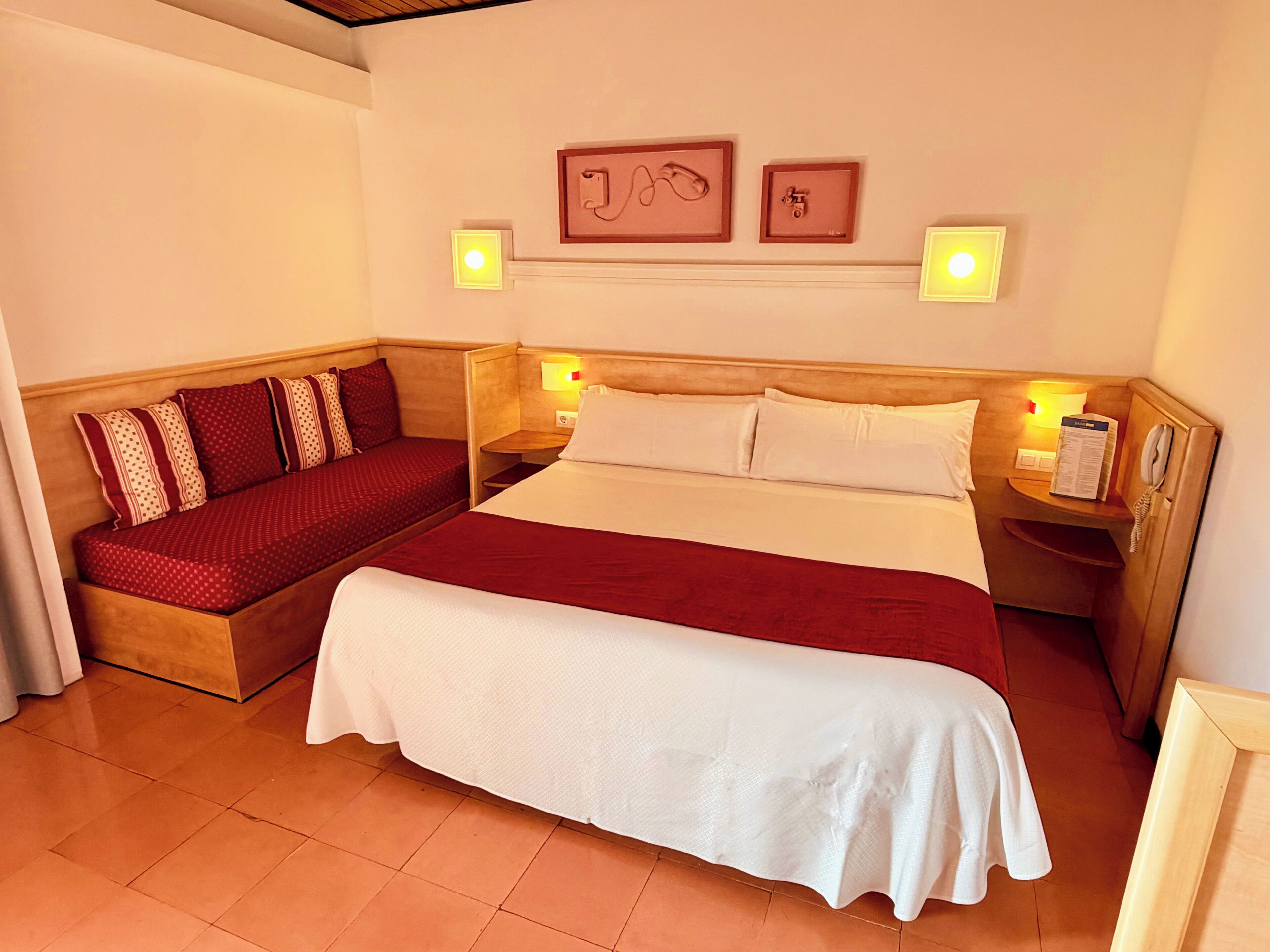 Escritorio, espacio para trabajar con laptop y wifi gratis 