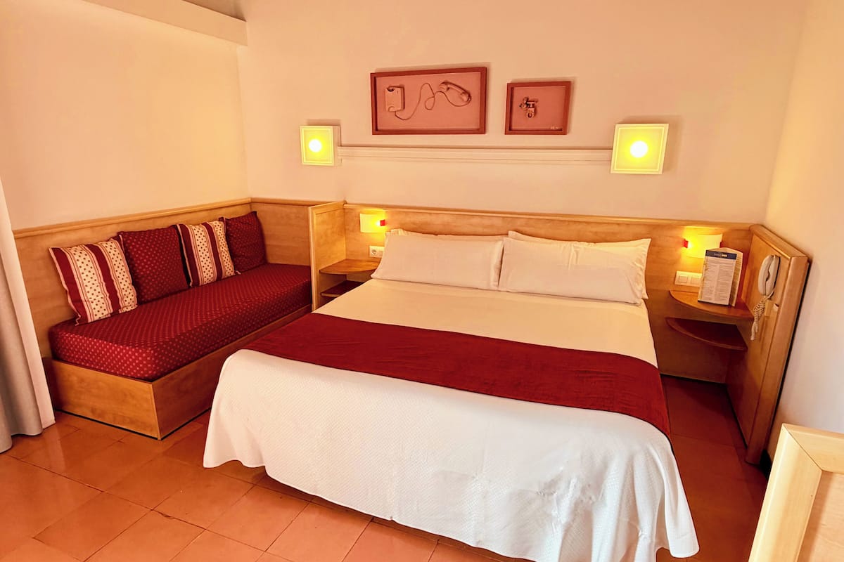 Triple Room, Balcony | Desk, laptop workspace, free WiFi, bed sheets