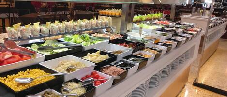 S'hi serveixen esmorzars, dinars i sopars
