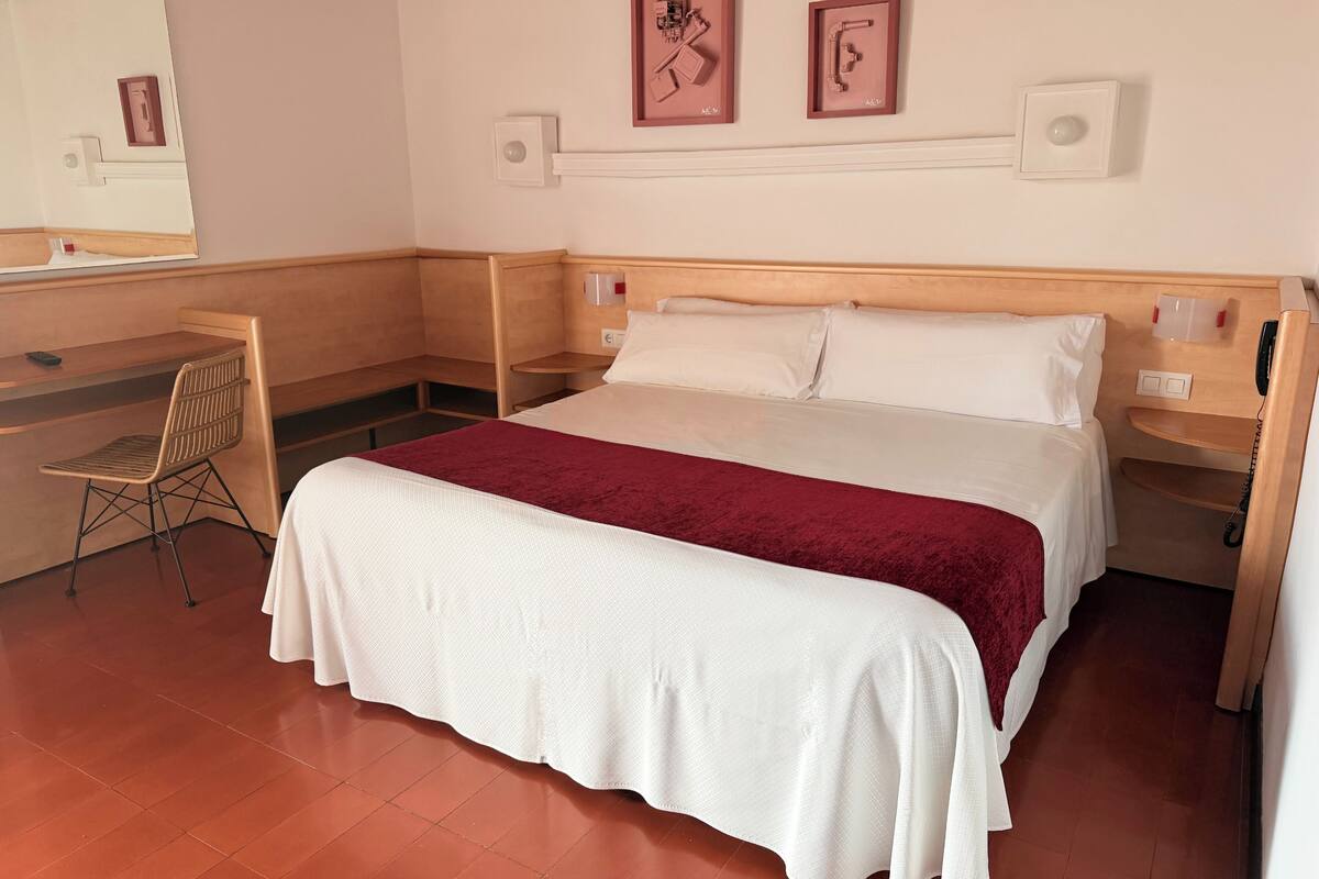 Single Room, Balcony | Desk, laptop workspace, free WiFi, bed sheets