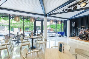 Café da manhã, almoço e jantar; culinária internacional 