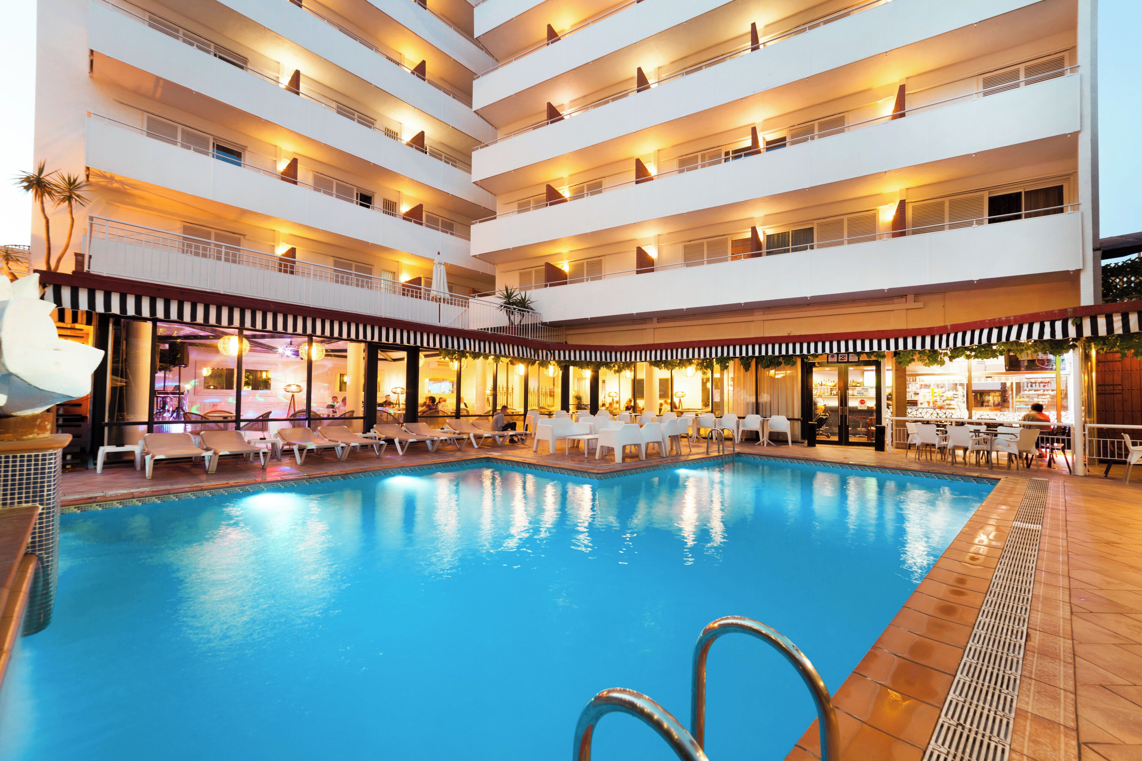 室外游泳池，開放時間為 08:00 至 20:00，提供日光浴躺椅