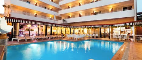 Açık yüzme havuzu, 8 ve 20 saatleri arasında açık, şezlonglar