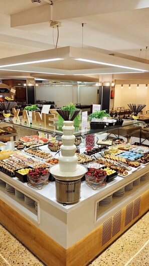 Breakfast, lunch and dinner served  - Hotel Xaine Park (Lloret de Mar)