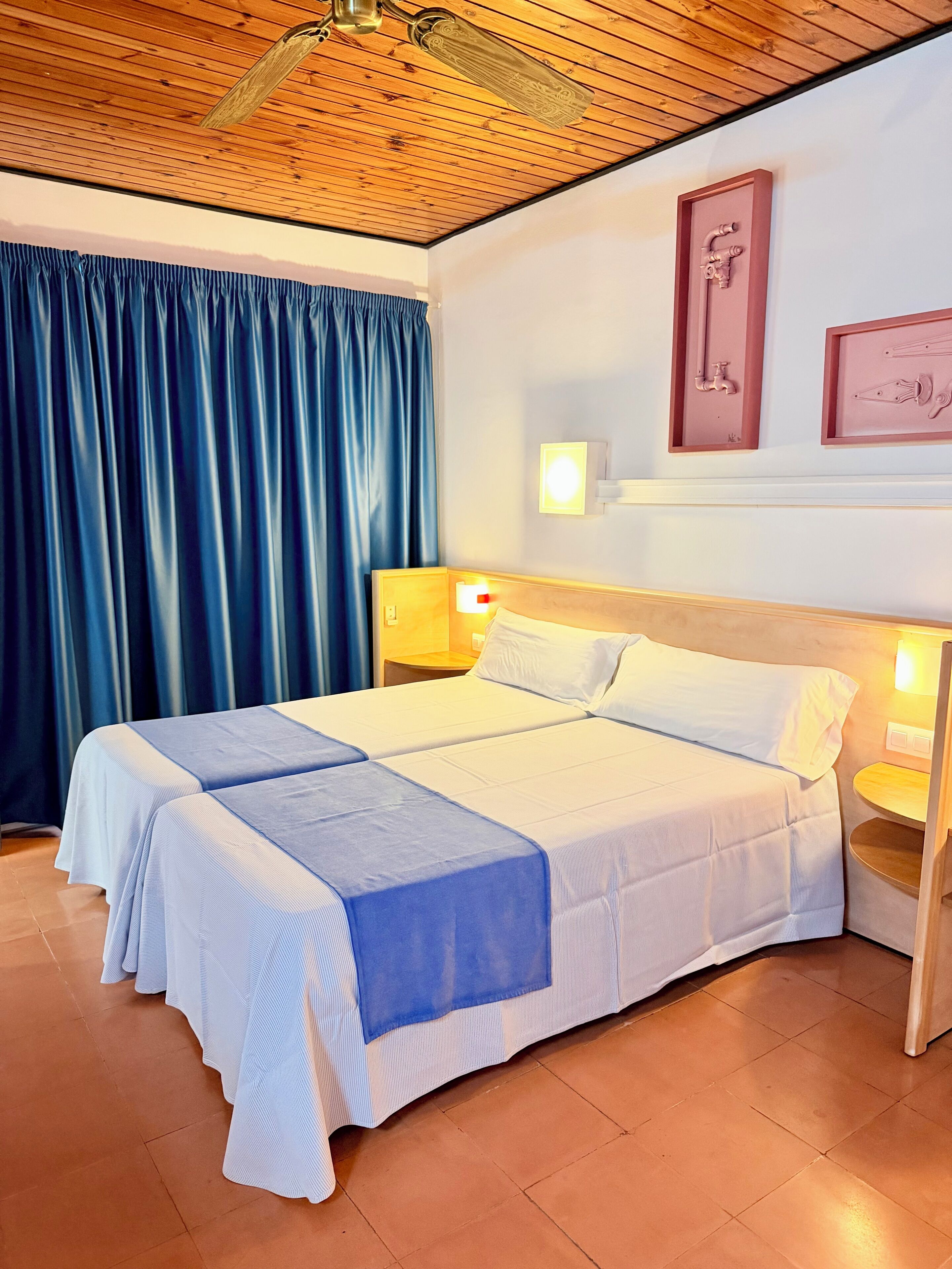 Escritorio, espacio para trabajar con laptop y wifi gratis 