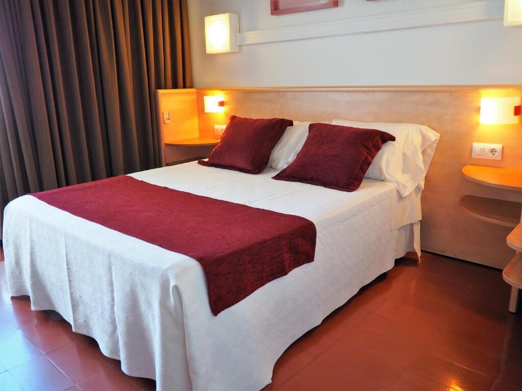 Desk, laptop workspace, free WiFi, bed sheets