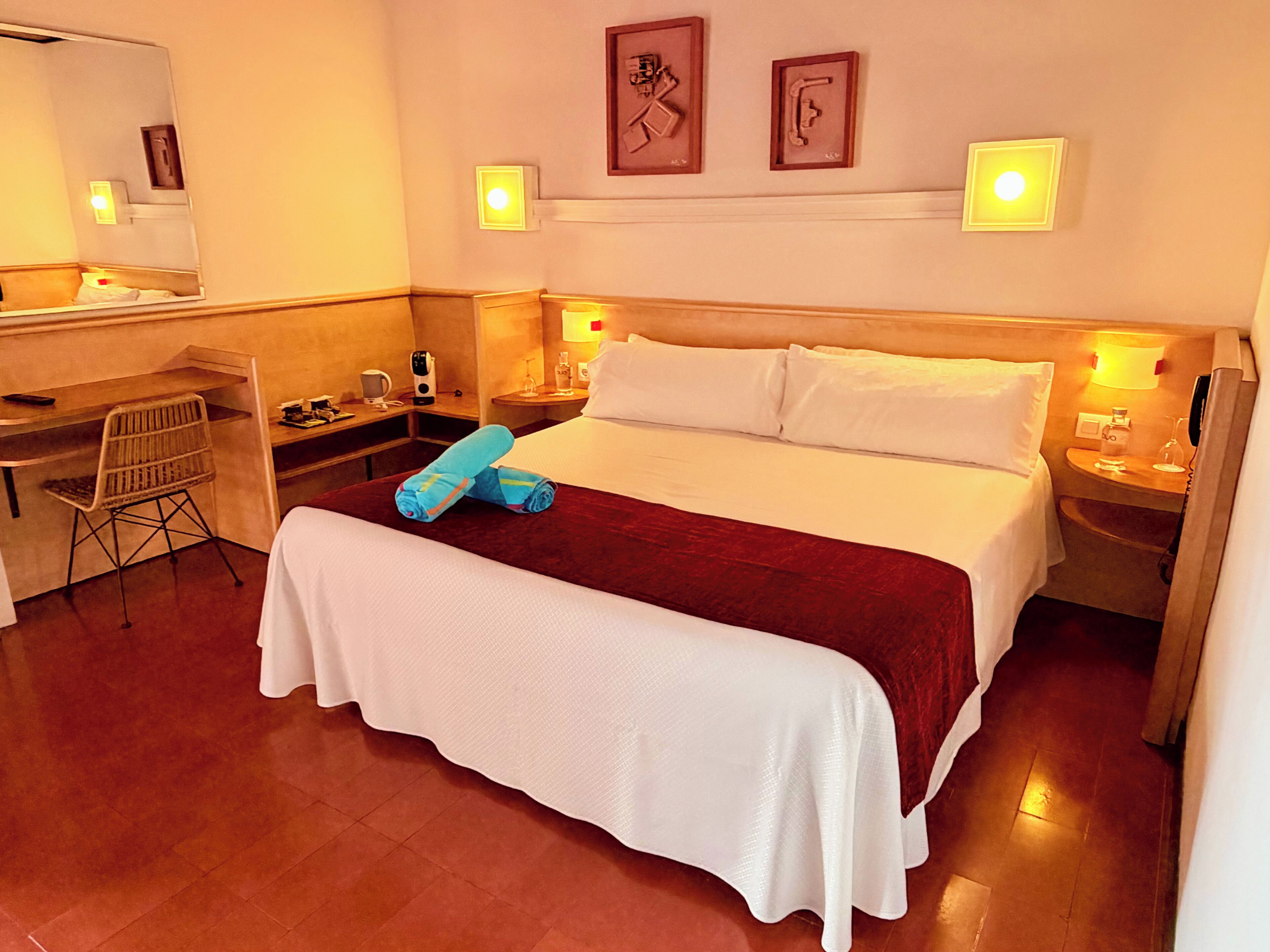 Escritorio, espacio para trabajar con laptop y wifi gratis 