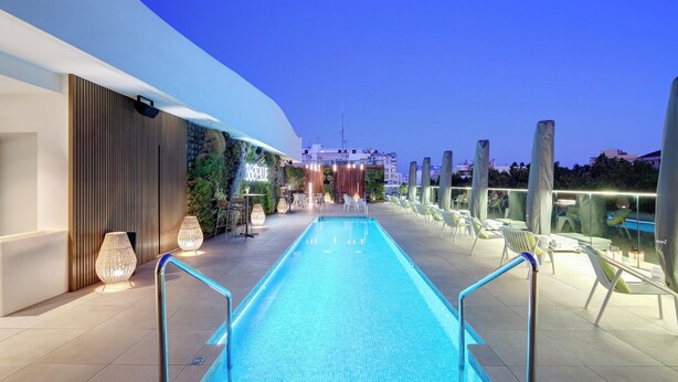 A rooftop pool area with a clear view of the city skyline in the background. - Obal Hotel Marbella (Marbella)