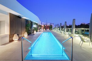 Una piscina al aire libre de temporada