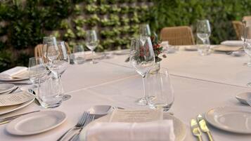 A table set for a meal with a sign reading "TERRAZA ALAMEDA" in the background.