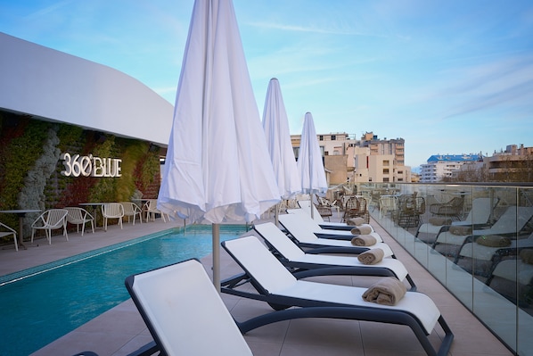 Una piscina al aire libre de temporada