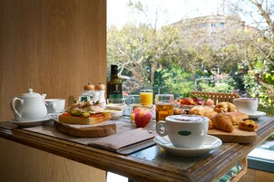 Desayuno buffet diario (EUR 20 por persona)