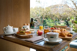 Tägliches Frühstücksbuffet (20 EUR pro Person)