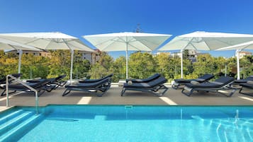 Een seizoensgebonden buitenzwembad