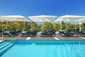 Una piscina al aire libre de temporada