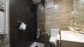 Habitación estándar | Baño | Regadera, regadera tipo lluvia, amenidades de baño gratuitas