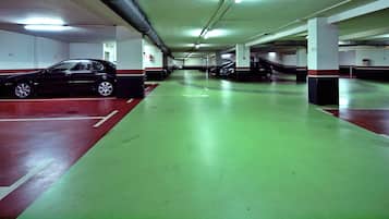 Un estacionamiento de varios niveles con coches aparcados en espacios designados.