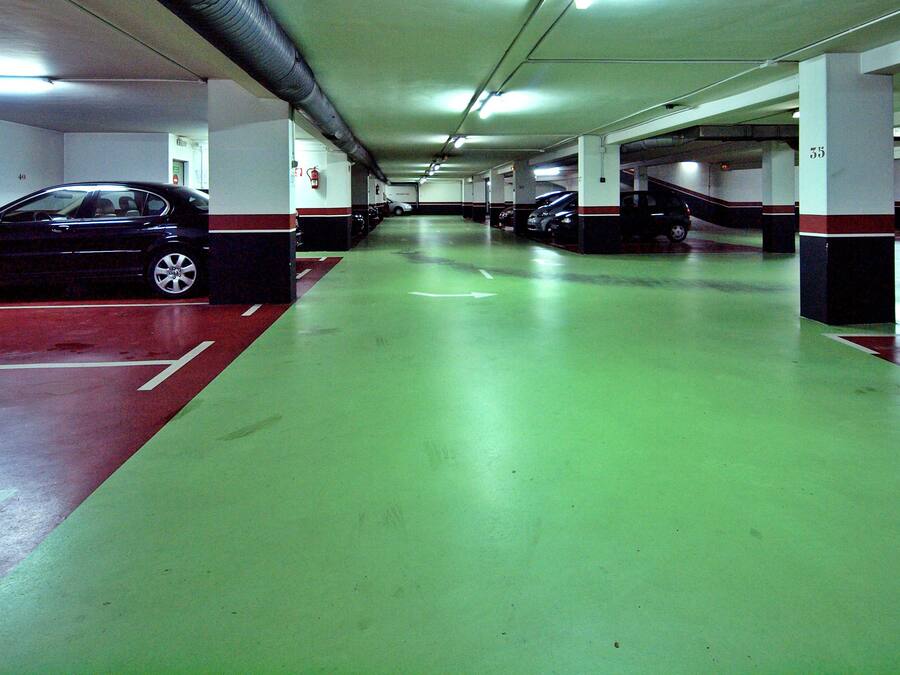 Un estacionamiento de varios niveles con coches aparcados en espacios designados.