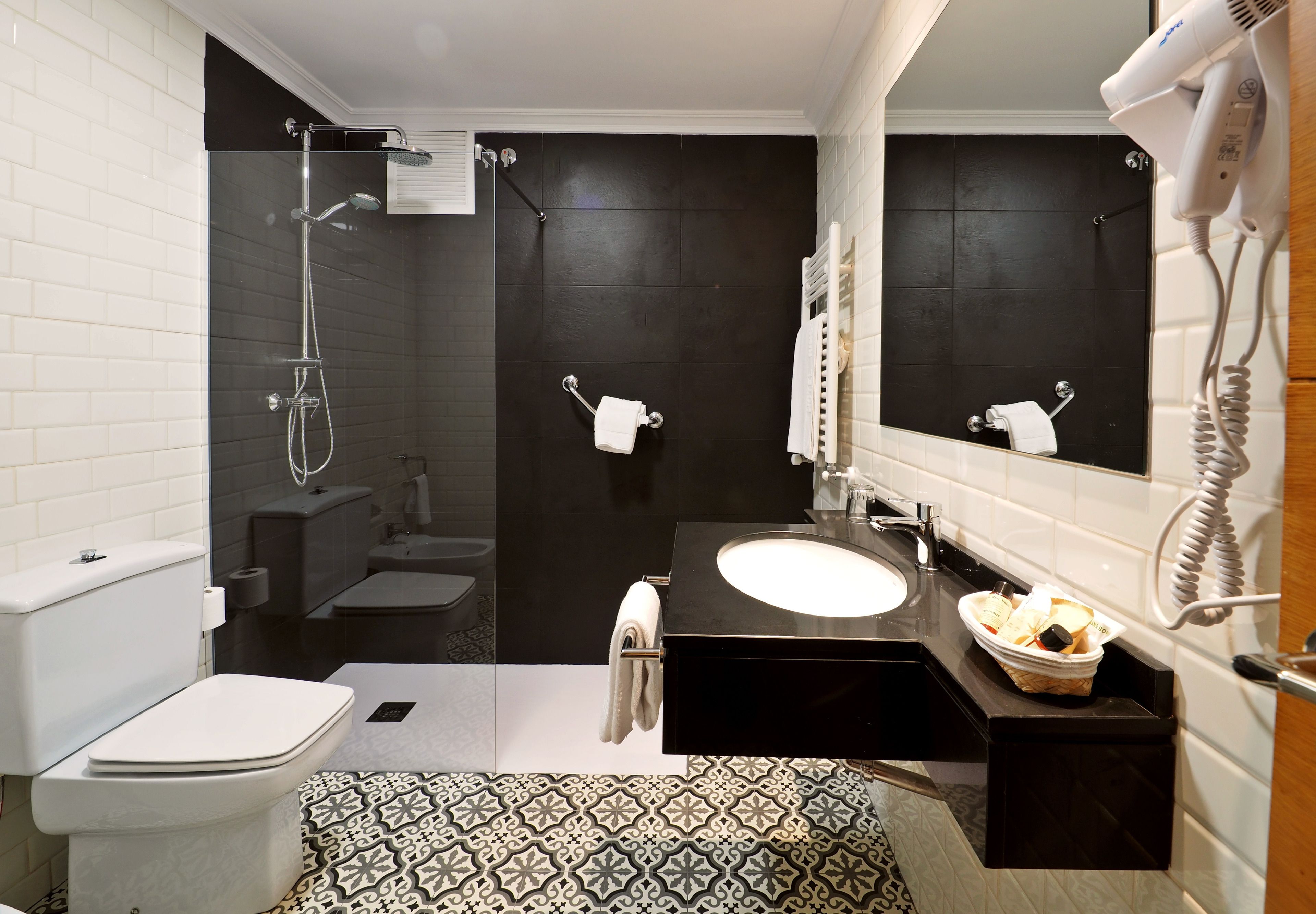 standard single room, 1 single bed, city view | bathroom | shower, rainfall showerhead, free toiletries, hair dryer