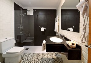 Habitación individual estándar, 1 cama individual, vistas a la ciudad | Baño | Ducha y cabezal de ducha tipo lluvia
