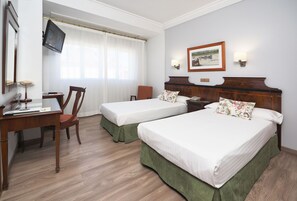 Ylelliset vuodevaatteet, minibaari, tallelokero huoneessa, työpöytä