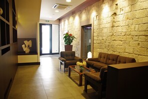 Lobby sitting area - Peninsular Hotel (Girona)