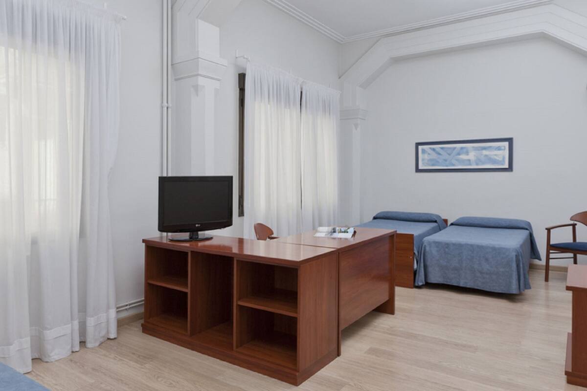 Habitación cuádruple | Caja fuerte, escritorio, sistema de insonorización y wifi gratis