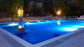 Hồ bơi ngoài trời phục vụ theo mùa